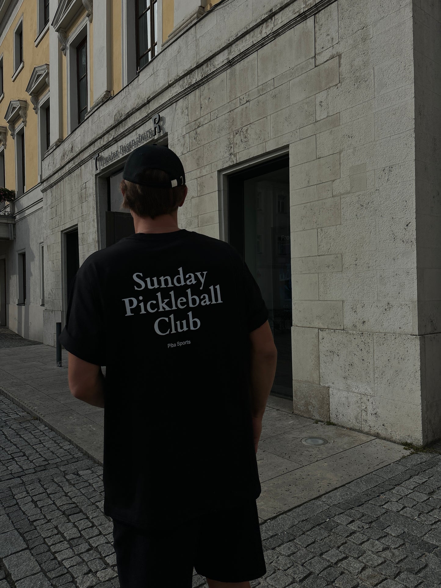 Junger Mann trägt schwarze Piba Sports Cap.