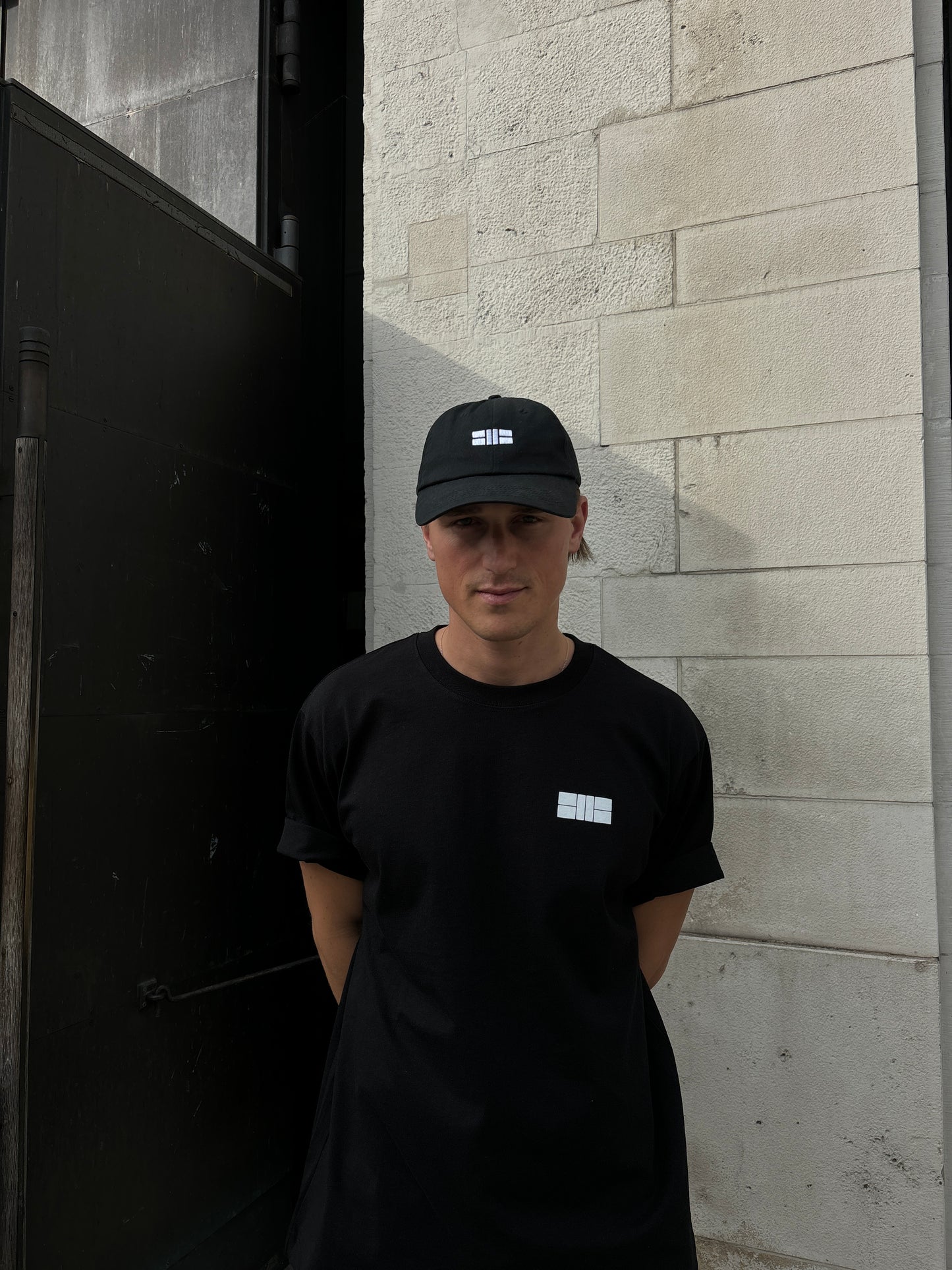Junger Mann trägt schwarze Piba Sports Cap.