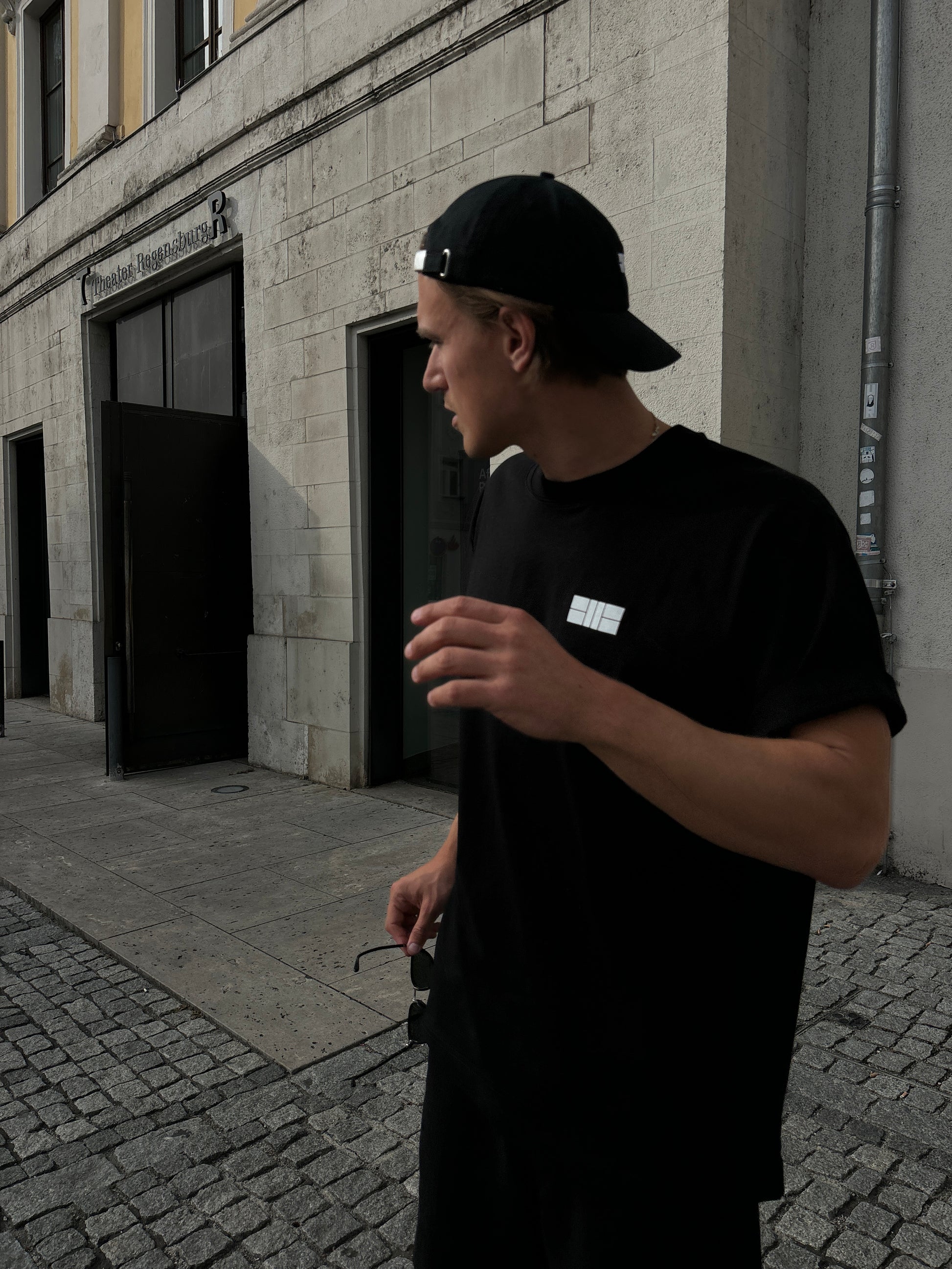Junger Mann trägt schwarze Piba Sports Cap.